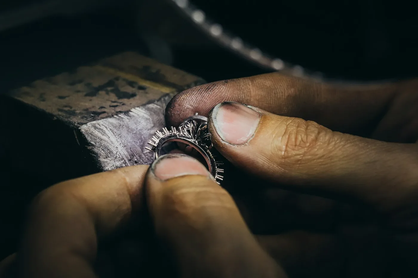 Le mani dell'orafo lavorano un anello al banco