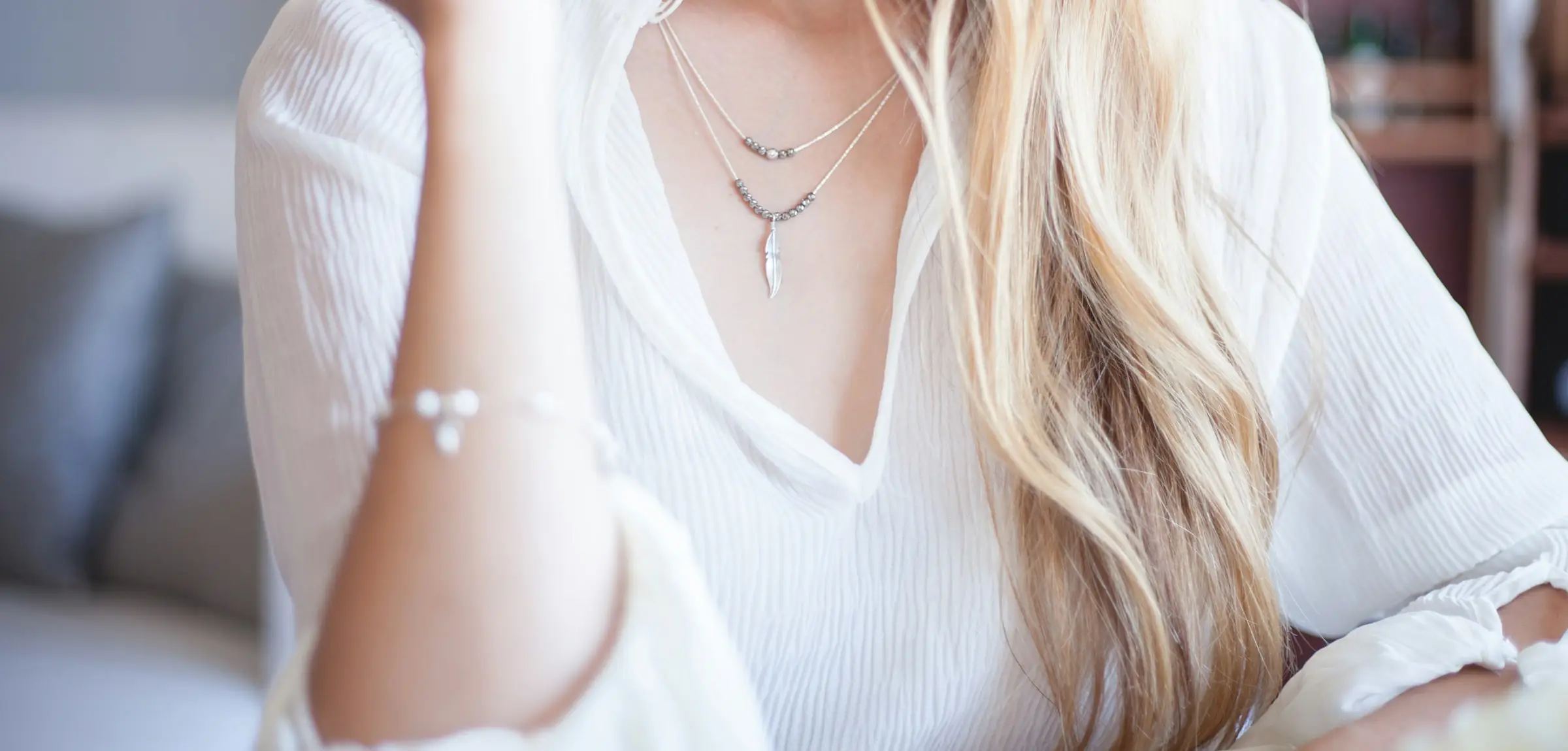 Una cliente prova una collana in oro nella boutique Rossi a Fabriano